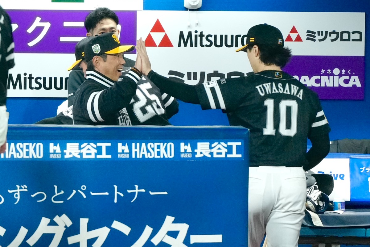 小久保裕紀監督とハイタッチする上沢直之【写真：黒澤崇】