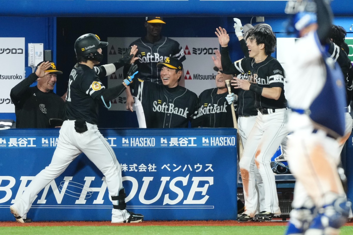 決勝弾を放った川村友斗とハイタッチする小久保裕紀監督【写真:黒澤崇】