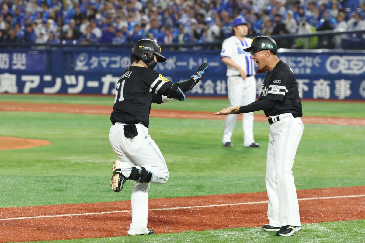 大西崇之コーチとハイタッチする川村友斗【写真：栗木一考】