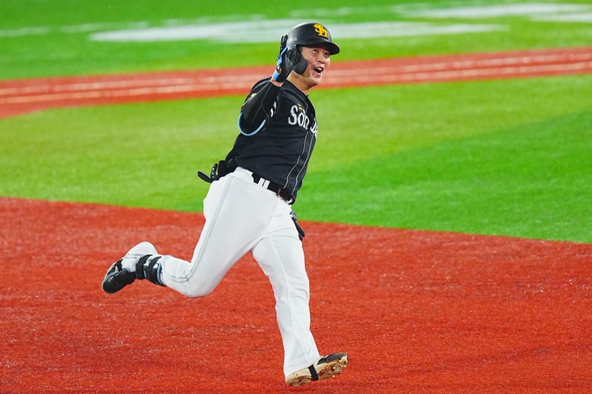 延長10回に決勝ソロを放った川村友斗【写真：荒川祐史】
