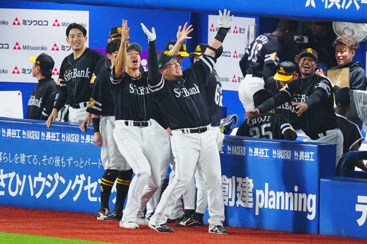 山川穂高とともに「どすこいポーズ」を決める柳田悠岐【写真:荒川祐史】