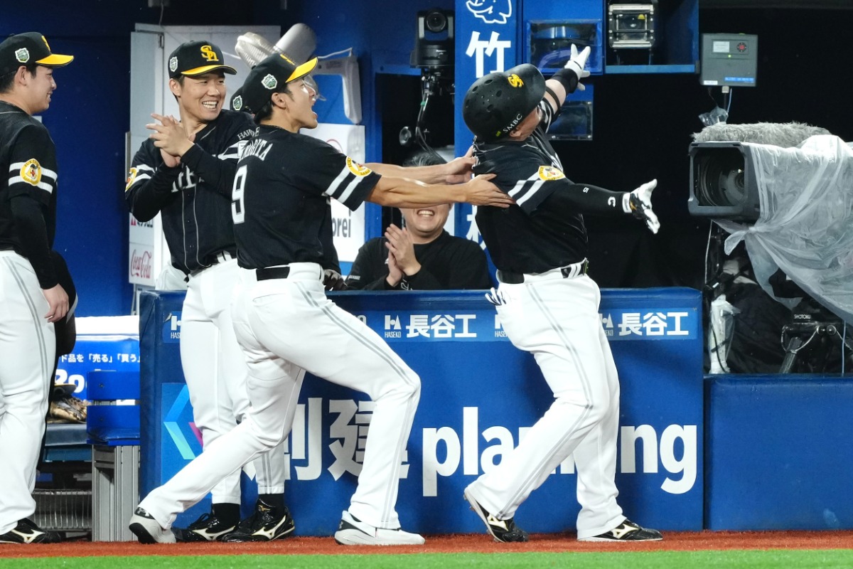 どすこいパフォーマンスをする山川穂高の背中を押す柳田悠岐【写真:黒澤崇】