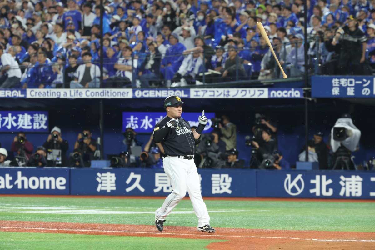 9回に同点弾を放った山川穂高【写真：栗木一考】
