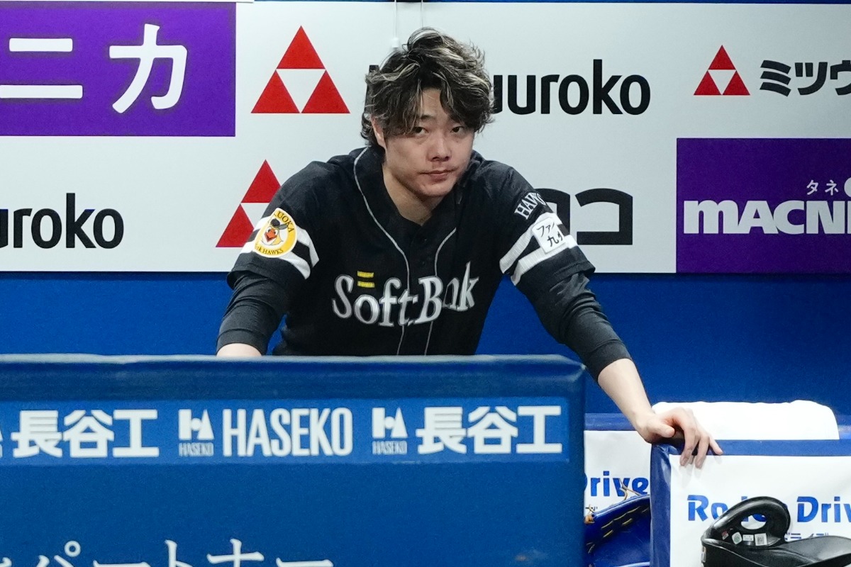 ベンチでうなだれる松本裕樹【写真：黒澤崇】