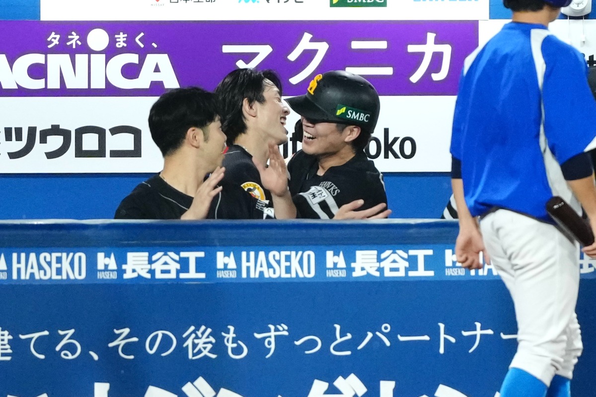 川村友斗を抱きしめる周東佑京【写真：黒澤崇】