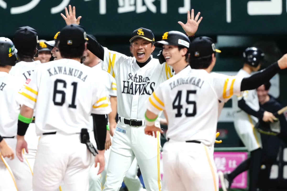 サヨナラ勝利を喜ぶ小久保裕紀監督【写真：栗木一考】
