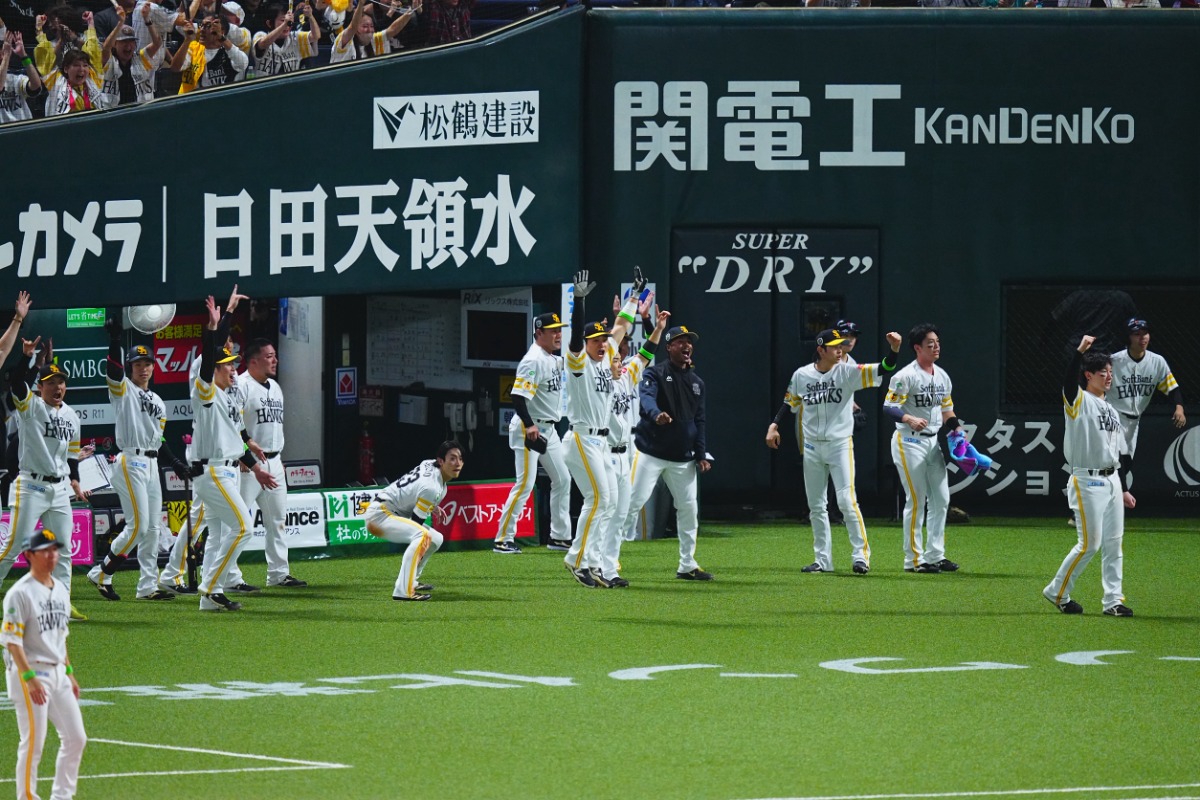 同点の生還に喜ぶホークスベンチ【写真：荒川祐史】
