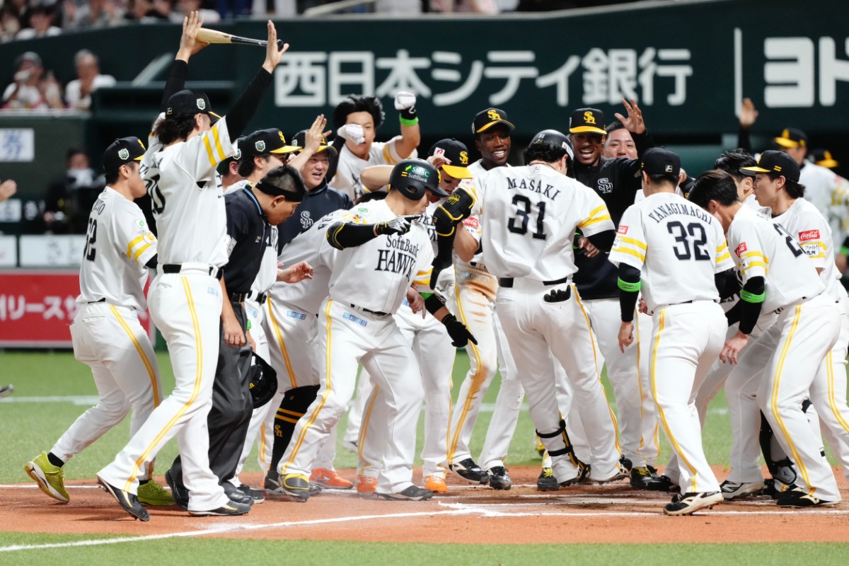 サヨナラアーチを放った正木智也を迎えるナイン【写真：黒澤崇】