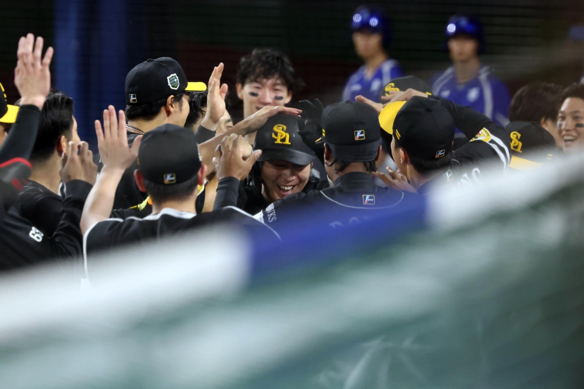 日本シリーズ第2戦で川村友斗が勝ち越し打を放ち、笑顔を見せる正木智也【写真：栗木一考】