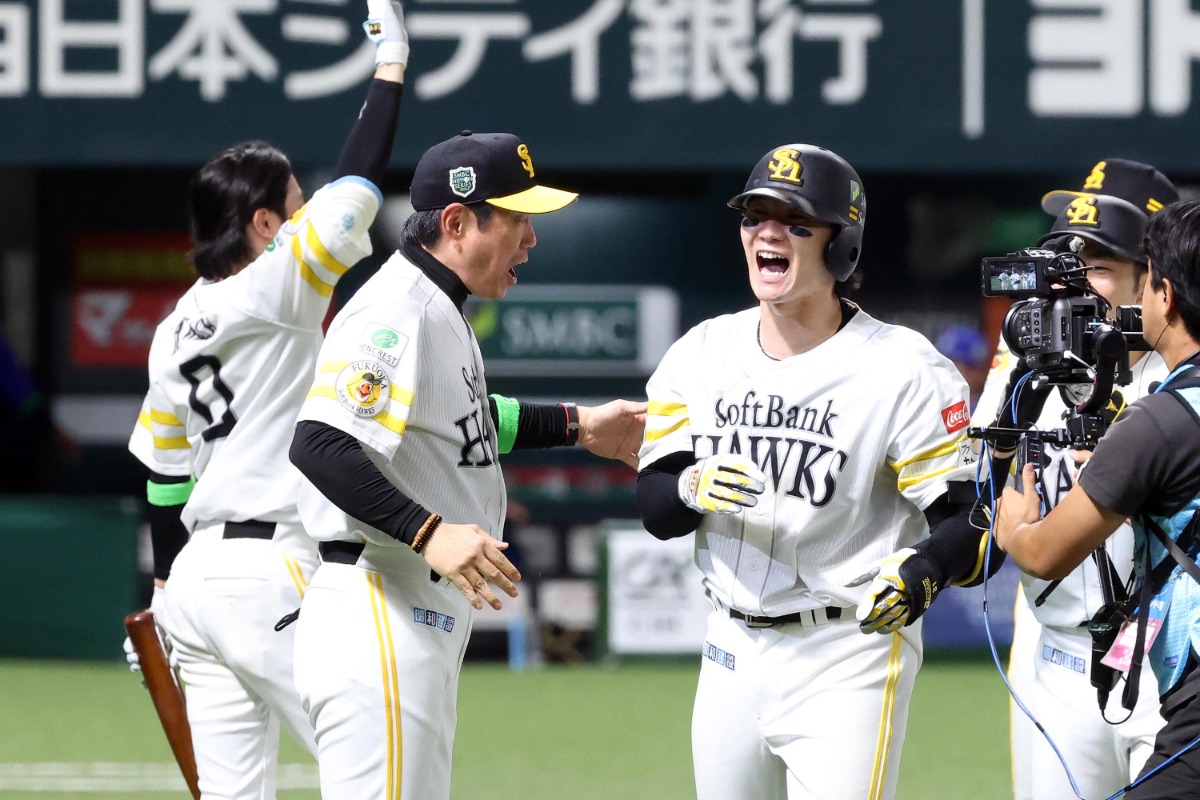 日本シリーズ第3戦でサヨナラ本塁打を放った正木智也を出迎える小久保裕紀監督【写真：栗木一考】