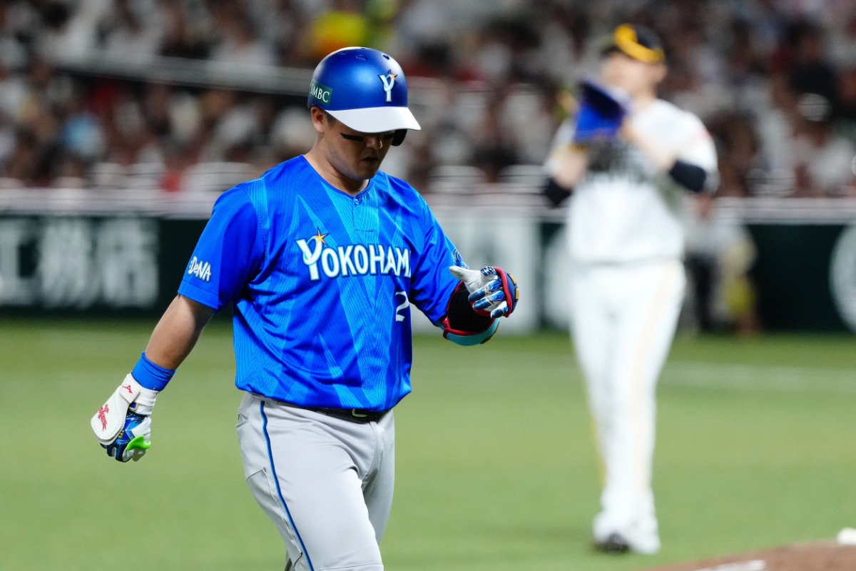 第4戦、松本裕樹に打ち取られてベンチに戻る牧秀悟【写真：黒澤崇】