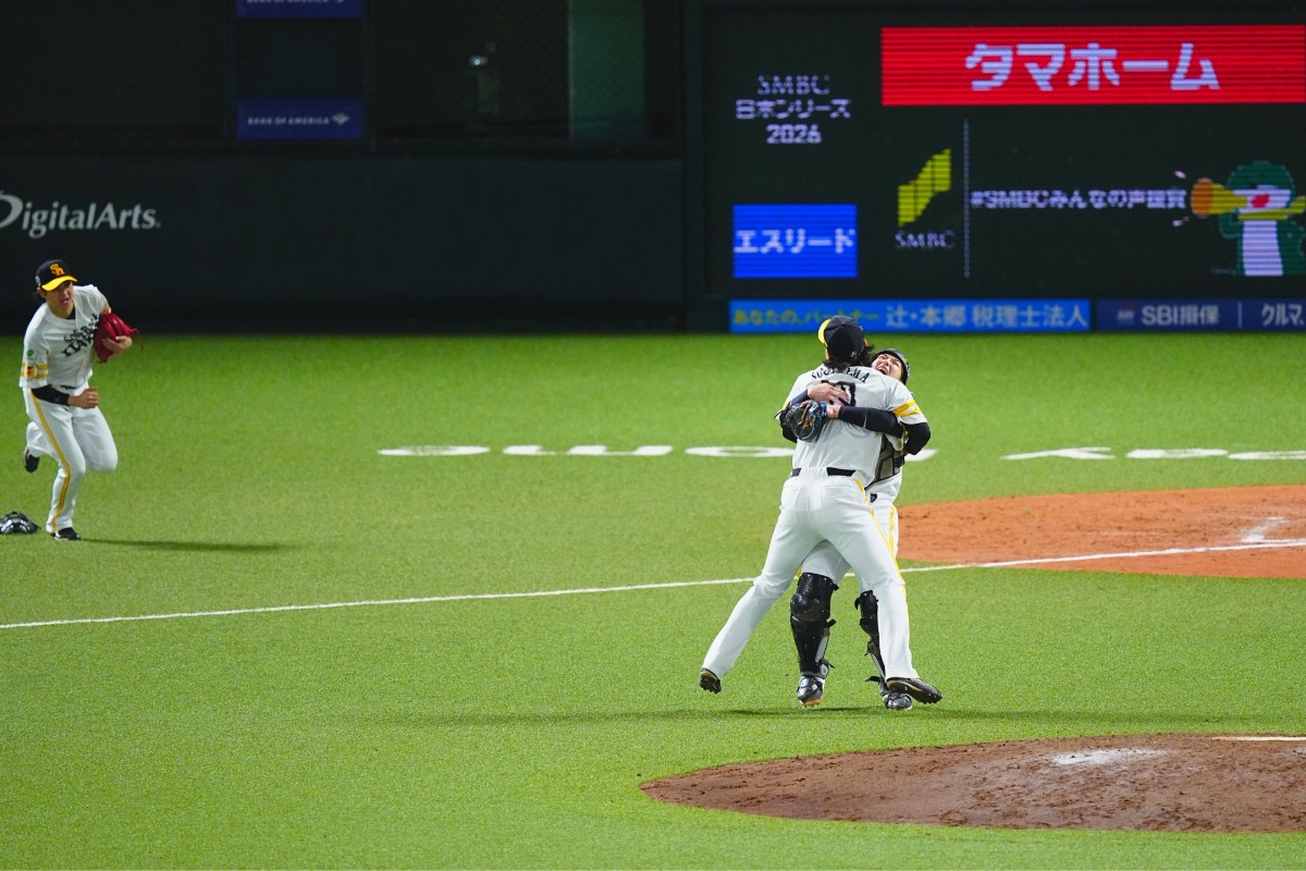 杉山一樹のグラブをキャッチする川瀬晃【写真：荒川祐史】