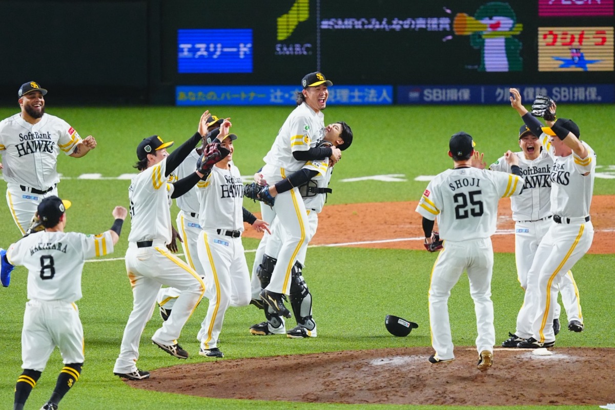 山本祐大に抱き上げられる杉山一樹（中央）【写真：荒川祐史】
