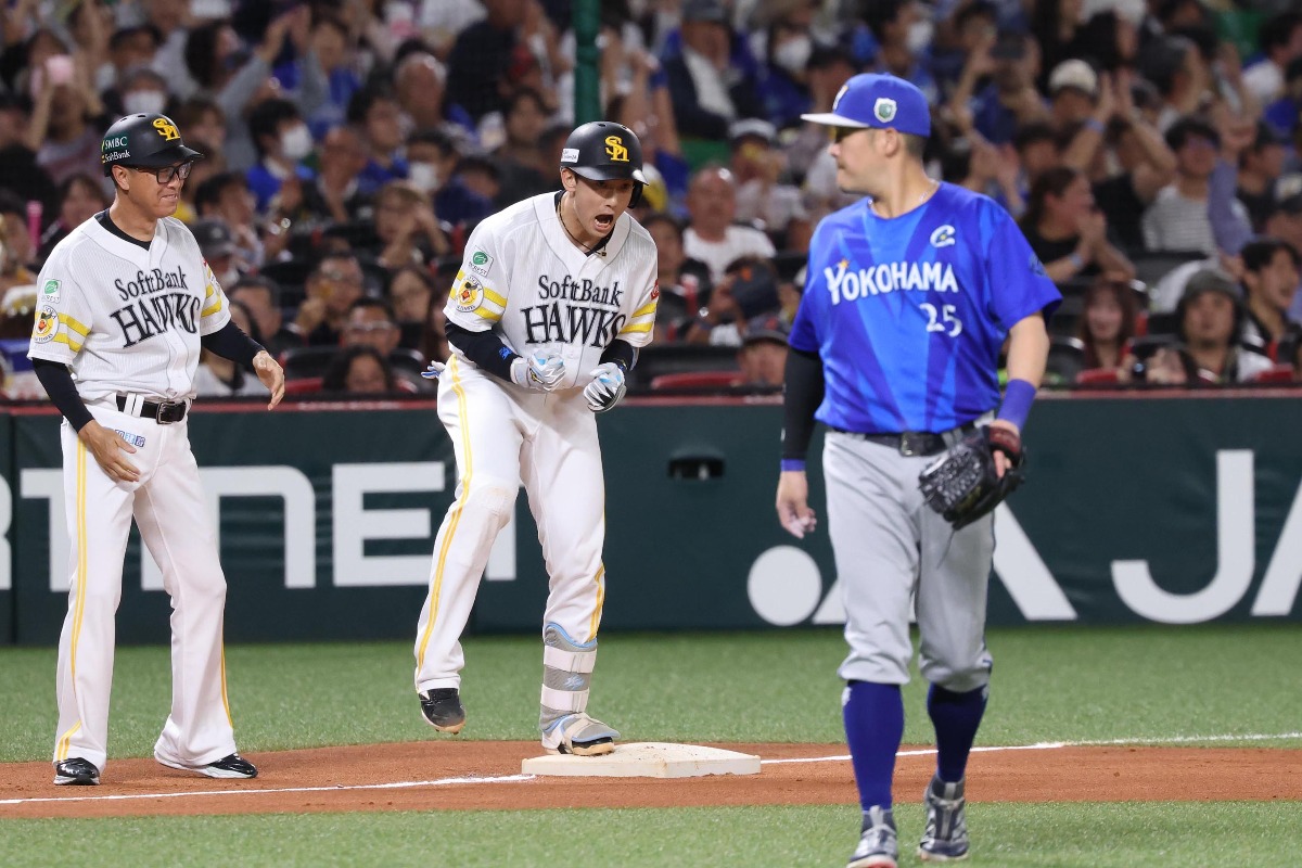 2点適時三塁打を放ち、雄叫びをあげる山本祐大【写真：栗木一考】