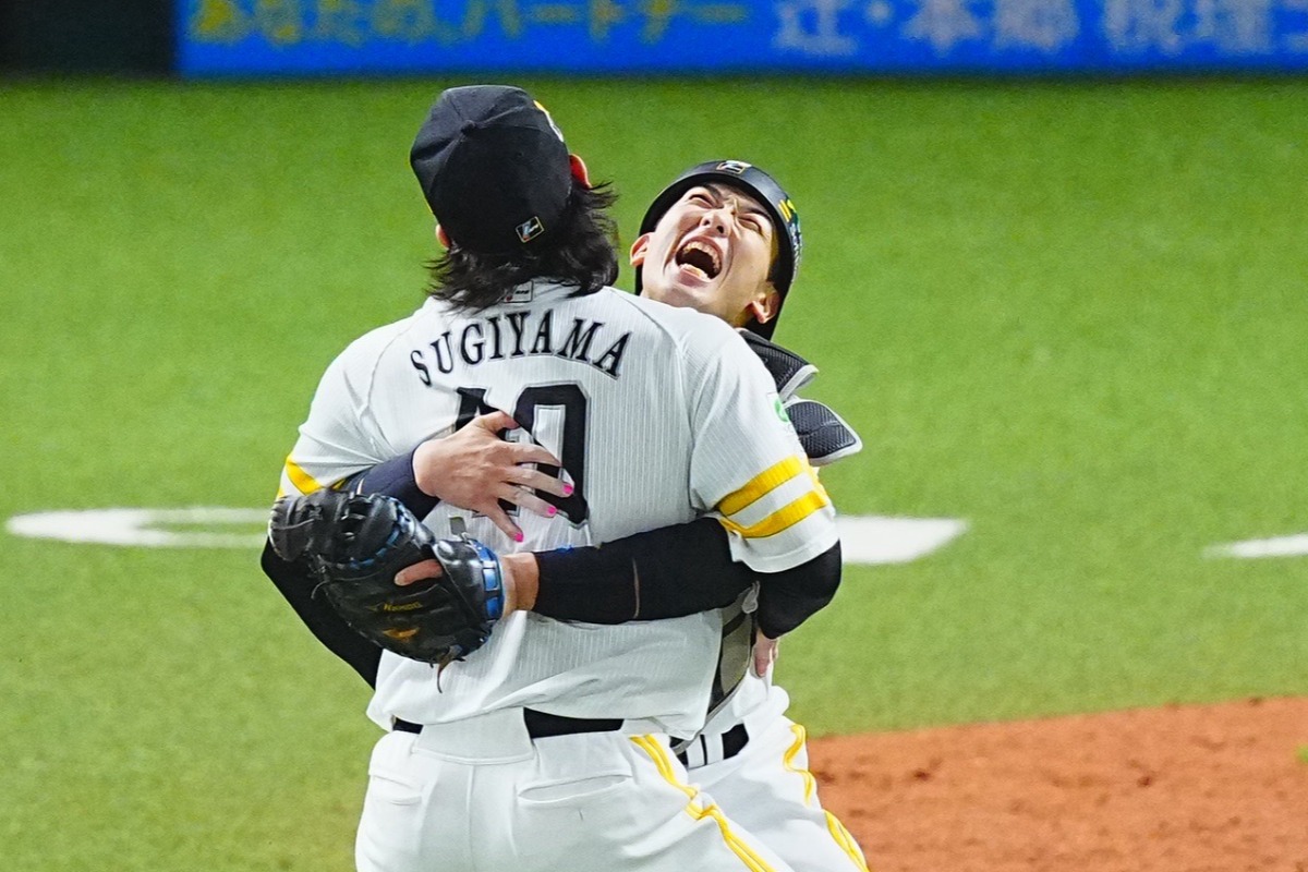 日本一が決まり、杉山一樹と抱き合う山本祐大【写真：荒川祐史】