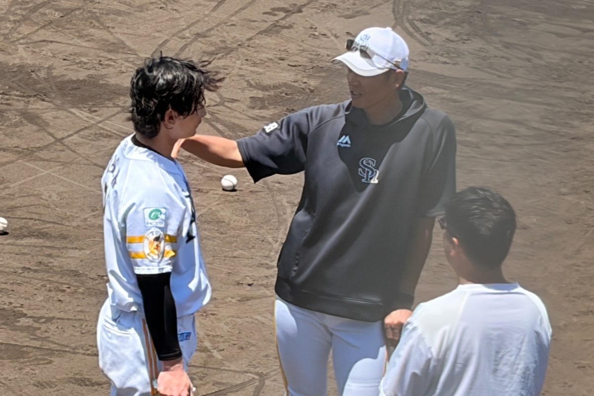 斉藤和巳2軍監督に挨拶をする正木【写真：飯田航平】