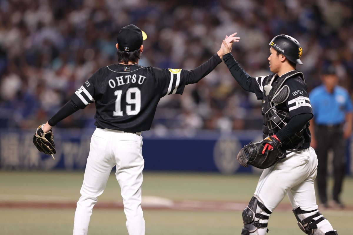 ハイタッチする大津亮介（左）と海野隆司【写真：栗木一考】