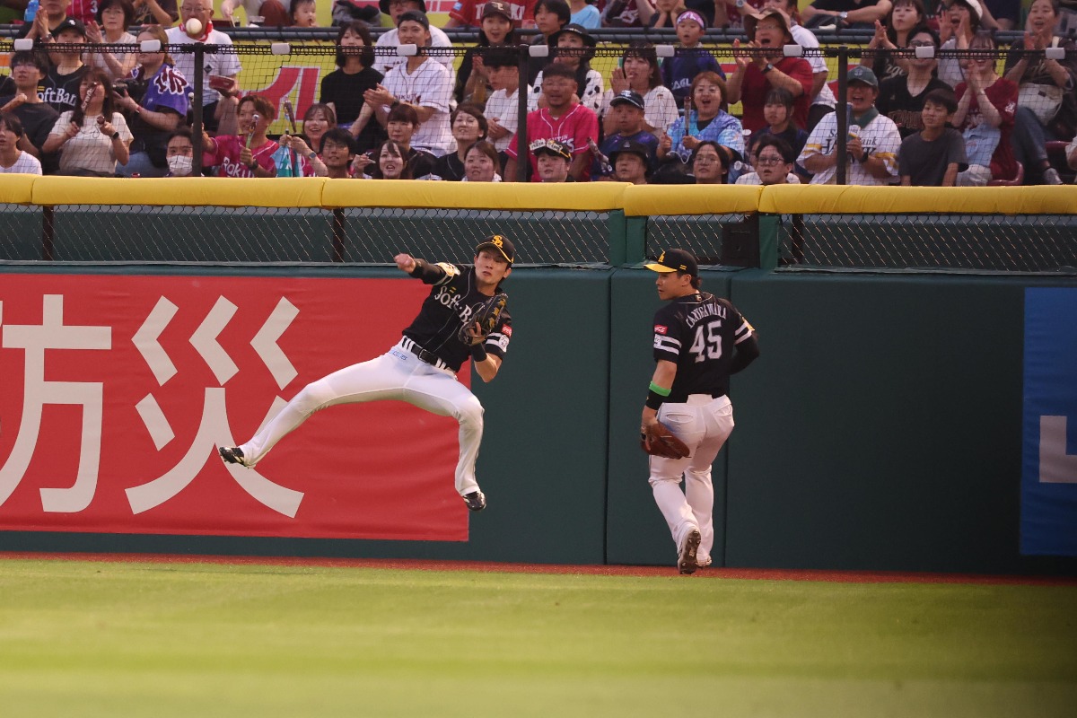 好守で楽天の得点を阻止した周東佑京【写真:栗木一考】