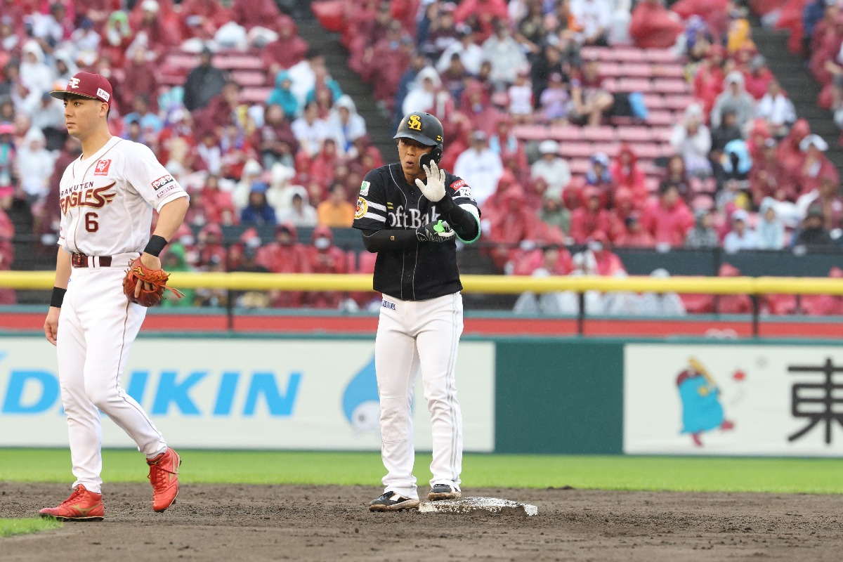 適時二塁打を放った今宮健太【写真:栗木一考】