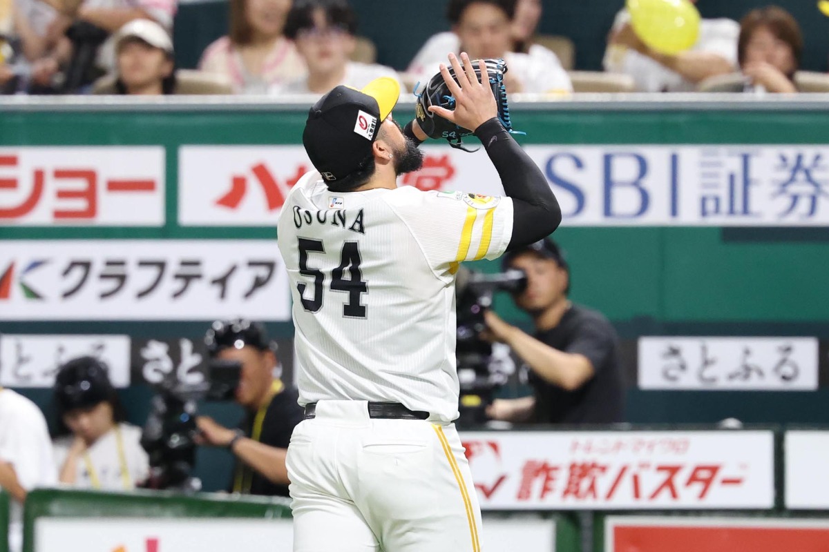 7回を3者凡退に抑えたロベルト・オスナ【写真：栗木一考】