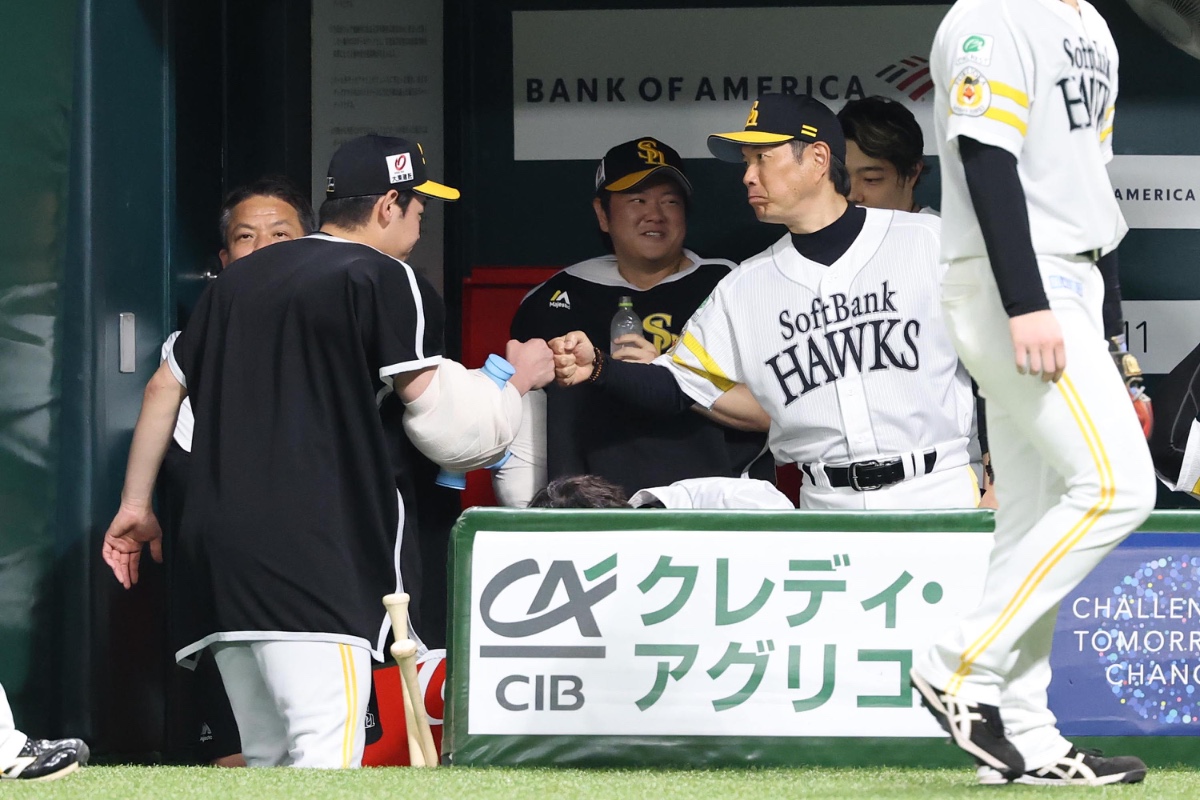 小久保裕紀監督とグータッチする鈴木豪太【写真：栗木一考】
