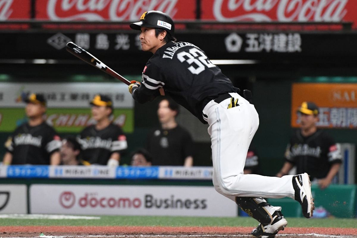 代打で勝ち越しタイムリー三塁打を放った柳町達【写真：産経新聞社】