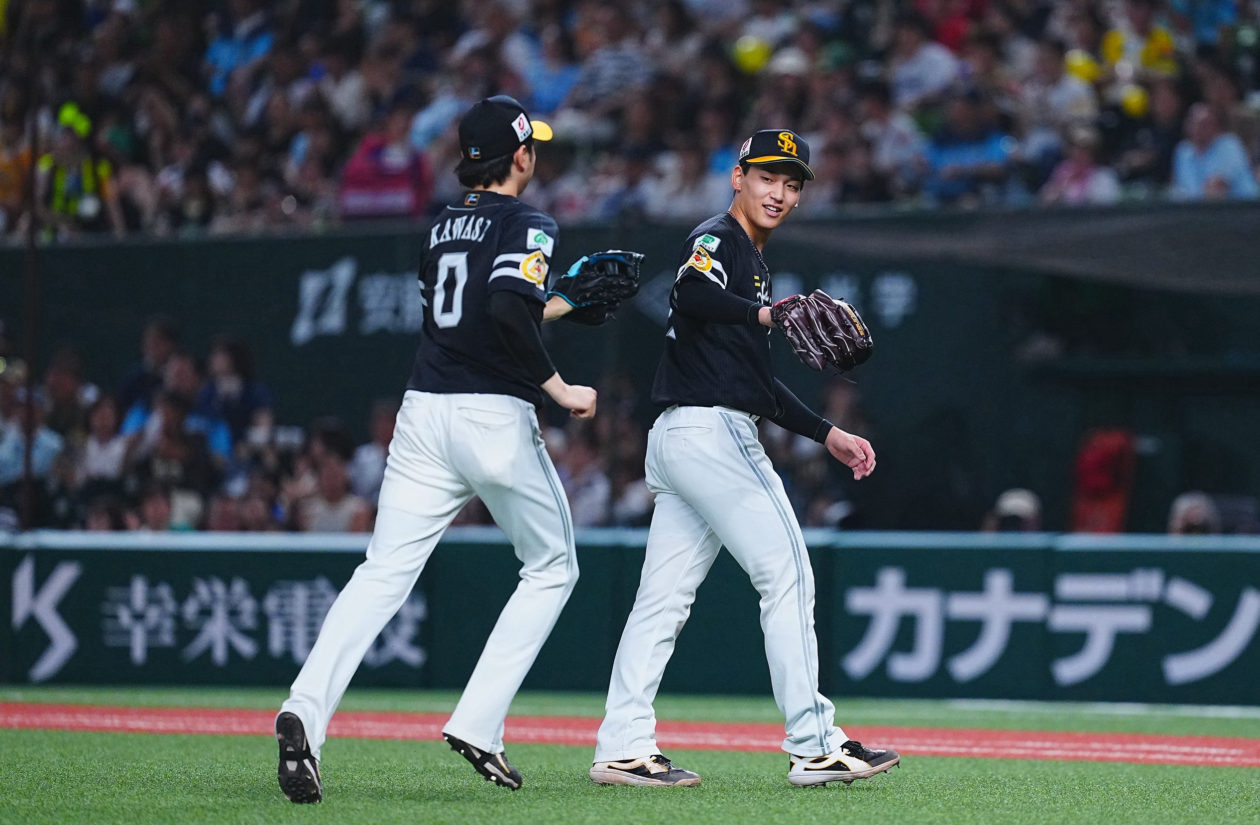 併殺で切り抜けてタッチを交わす川瀬(左)と前田悠【カメラ・荒川祐史】