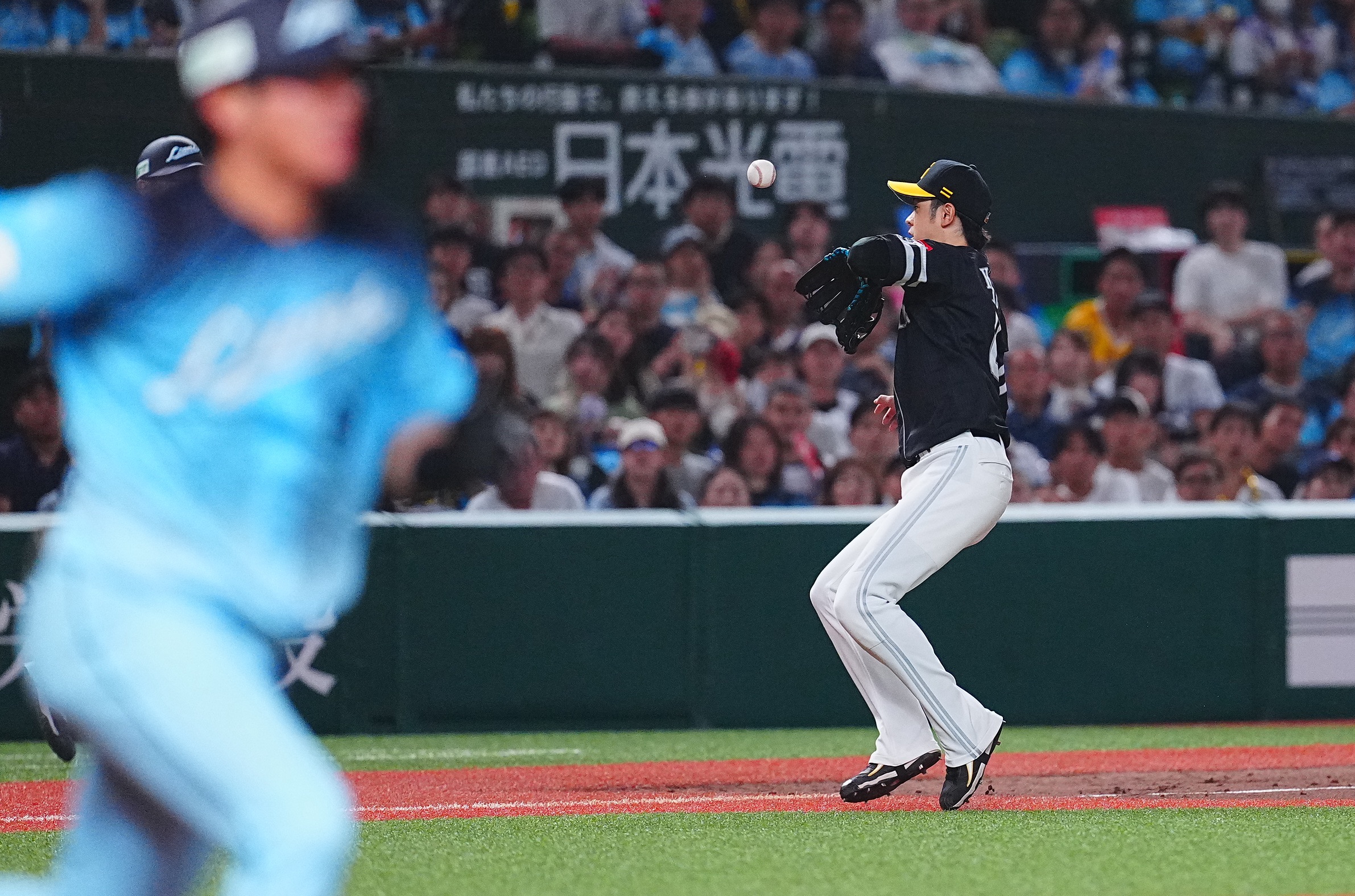 咄嗟の判断で捕球をやめる川瀬晃【カメラ・荒川祐史】